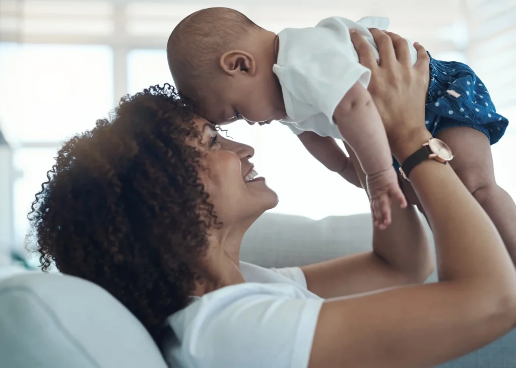 Ontario mom bonding with baby during parental leave, supported by 2026 EI maternity benefits